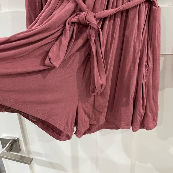 Lulu's Dusty Rose Long Sleeve Short Romper with Arm Slits and Pockets Size S - Picture 5 of 7